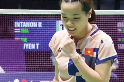 Nguyễn Thùy Linh ăn mừng khi ghi điểm trước Ratchanok Intanon. (Ảnh: BWF)