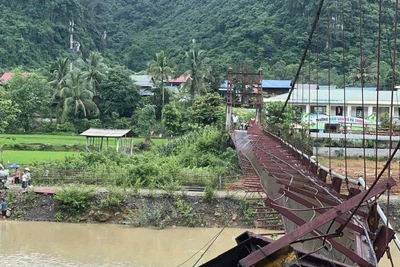 Hiện trạng cầu treo vào bản Púng Bon bị đổ sập. (Ảnh: CTV)