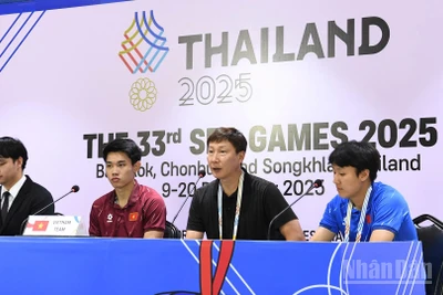 Huấn luyện viên Kim Sang Sik và cầu thủ Nguyễn Đình Bắc tại buổi họp báo sau trận đấu chiều 15/12. (Ảnh: XUÂN SƠN)