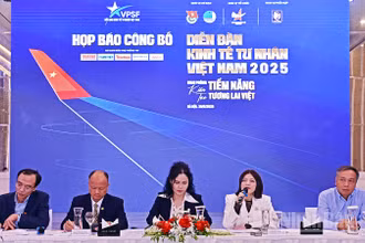 Đại diện Ban Tổ chức trao đổi thông tin về Diễn đàn tại buổi họp báo.
