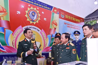 Đại tướng Phan Văn Giang, Ủy viên Bộ Chính trị, Bộ trưởng Quốc phòng tham quan khu vực triển lãm của Tổng cục Hậu cần-Kỹ thuật bên lề Lễ trao Giải thưởng "Tuổi trẻ sáng tạo trong quân đội" lần thứ 25.