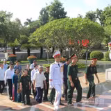 Đoàn đại biểu Hội Hỗ trợ gia đình Liệt sĩ Việt Nam dâng hương, dâng hoa tưởng niệm các Anh hùng Liệt sĩ tại Đài tưởng niệm trên đường Bắc Sơn, Hà Nội. (Ảnh: VŨ MINH)