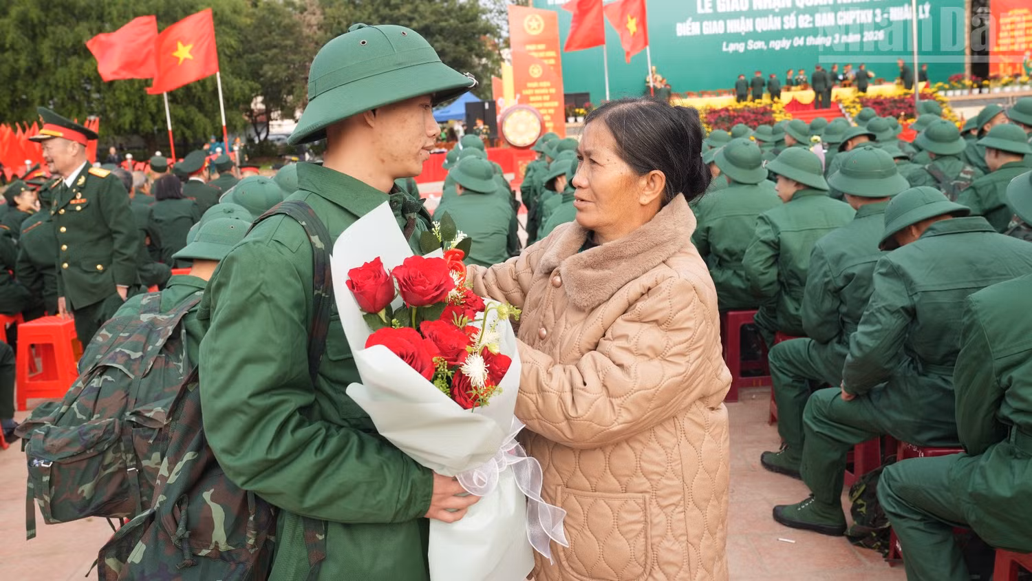 Tân binh nhập ngũ được người thân động viên.