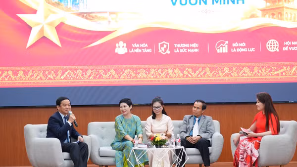 Các đại biểu tham luận tại phiên chuyên đề "Phát triển văn hóa Việt Nam trong hội nhập - gìn giữ và lan tỏa bản sắc dân tộc".