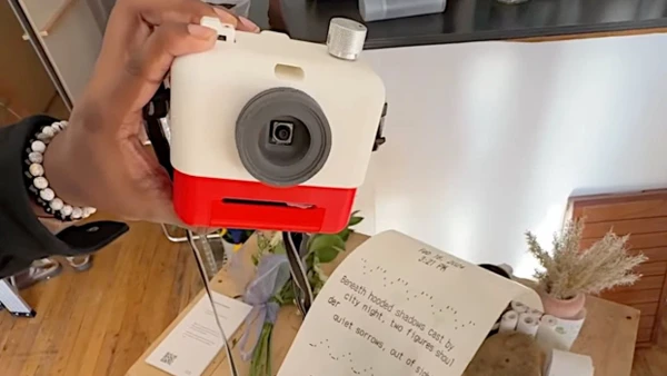 Không phải một tấm ảnh, sau cú click, Poetry Camera sẽ trả lại bạn những dòng thơ.