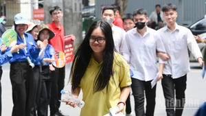 Thí sinh hoàn thành buổi thi môn Toán Kỳ thi tốt nghiệp THPT năm 2025, chiều 26/6. (Ảnh: THẾ ĐẠI)