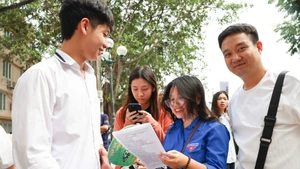 Thí sinh phấn khởi ra khỏi điểm thi sau bài thi môn Ngoại ngữ chiều 7/6 (Ảnh: ĐẠI THẮNG)