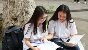 Thí sinh tham dự Kỳ thi tuyển sinh vào lớp 10 của Hà Nội, sáng 7/6 (Ảnh: ĐẠI THẮNG)