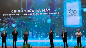 Các đại biểu cùng tham gia sự kiện ra mắt ứng dụng “Việc làm ngoài nước DOLAB-JICA”. (Ảnh: HẢI YẾN) 