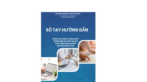 Sổ tay hướng dẫn công tác quản lý đất đai giúp chính quyền cấp tỉnh, cấp xã triển khai hiệu quả các nhiệm vụ khi thực hiện mô hình chính quyền địa phương 2 cấp. (Ảnh: TRƯỜNG GIANG)