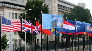 Lá cờ của NATO và các nước thành viên tại địa điểm tổ chức Hội nghị thượng đỉnh NATO ở The Hague, Hà Lan. (Ảnh: THX)