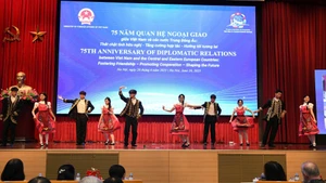 Tiết mục nghệ thuật của các em học sinh tại trường Trung học phổ thông Việt Nam-Ba Lan tại sự kiện. (Ảnh: THẾ DƯƠNG)
