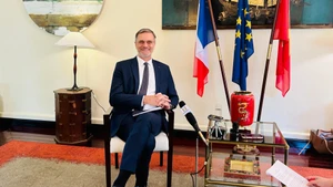 Đại sứ Cộng hòa Pháp tại Việt Nam Olivier Brochet chia sẻ với phóng viên Báo Nhân Dân. (Ảnh: HẢI YẾN)