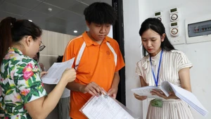 Thí sinh đến làm thủ tục dự thi tốt nghiệp THPT năm 2025, chiều ngày 25/6. (Ảnh: ĐẠI THẮNG)