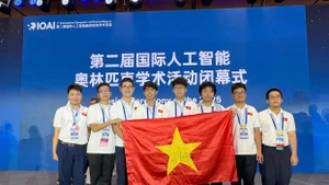 Đội tuyển IOAI Việt Nam 2025 (trái sang phải ảnh): Nguyễn Khắc Trung Kiên, Hoàng Công Bảo Long, Nguyễn Nhật Minh, Nguyễn Phú Nhân, Bùi Đàm Quân, Bùi Quang Nguyên, Nguyễn viết Trung Nhân, Nguyễn Hữu Tuấn.