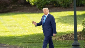 Tổng thống Mỹ Donald Trump đi bộ lên trực thăng tại khuôn viên Nhà trắng ở Washington D.C. (Ảnh: Tân Hoa xã)