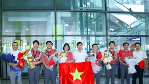 Đội tuyển học sinh Việt Nam tham dự Olympic Hóa học quốc tế lần thứ 57 đã về tới Sân bay quốc tế Nội Bài chiều 15/7.