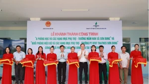 Các đại biểu thực hiện nghi thức cắt băng khánh thành công trình.
