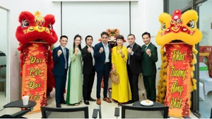Đại diện lãnh đạo Manulife Việt Nam cắt băng khai trương văn phòng đại lý MAC Hưng Yên-Ecopark. (Ảnh: ANH HUY)