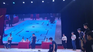 Sinh viên tham gia một cuộc thi lập trình robot, diễn ra tại Học viện Công nghệ Bưu chính Viễn thông (Ảnh: PTIT)