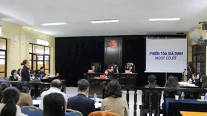 Sinh viên ngành Luật Trường đại học Mở Hà Nội trong giờ thực hành diễn án.