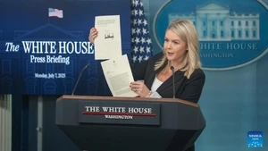 Thư ký báo chí Nhà Trắng Karoline Leavitt giới thiệu bức thư của Tổng thống Mỹ Donald Trump gửi Tổng thống Hàn Quốc trong buổi họp báo tại Nhà Trắng ở Washington ngày 7/7/2025. (Ảnh: THX)