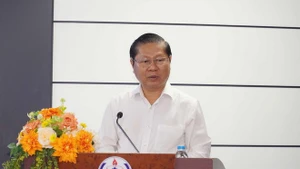 Thứ trưởng Bộ Giáo dục và Đào tạo Lê Tấn Dũng phát biểu tại hội thảo. (Ảnh:TTXVN)