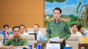 Thượng tướng Lê Quốc Hùng, Thứ trưởng Bộ Công an cùng đồng chí Thiếu tướng Phạm Công Nguyên, Cục trưởng V03 thẩm tra Bộ luật hình sự tại phiên họp toàn thể lần thứ 3 của Uỷ ban Pháp luật và tư pháp, năm 2025