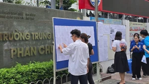Sáng 6/6, nhiều thí sinh có mặt sớm tại các điểm thi. Trong ảnh: Thí sinh xem số báo danh, sơ đồ phòng thi tại điểm thi Trường THCS Phan Chu Trinh, Ba Đình, Hà Nội (Ảnh: TRUNG HIẾU)