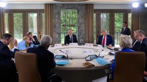 Nhóm G7 và các nhà lãnh đạo Liên minh châu Âu tham dự một phiên họp trong khuôn khổ Hội nghị Thượng đỉnh G7 tại tỉnh Alberta, Canada. (Ảnh: Tân Hoa xã)