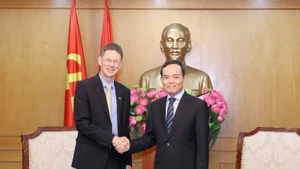 Trưởng Ban Chính sách, Chiến lược Trung ương Trần Lưu Quang tiếp Chủ tịch AES Việt Nam Oliver Marquette. (Ảnh: TTXVN)