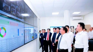Đồng chí Nguyễn Xuân Thắng, Ủy viên Bộ Chính trị, Giám đốc Học viện Chính trị quốc gia Hồ Chí Minh, Chủ tịch Hội đồng Lý luận Trung ương và đơn vị đối tác tham quan mô hình quản trị thông minh tại Học viện. (Ảnh: PHẠM CƯỜNG)