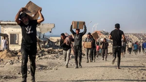 Người dân ở Dải Gaza nhận viện trợ ngày 16/6. (Ảnh: Tân Hoa xã)