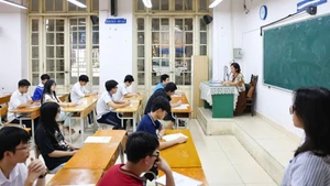 Thí sinh trong buổi tập trung làm thủ tục, nghe phổ biến Quy chế sáng 6/6 (Ảnh: ĐẠI THẮNG)