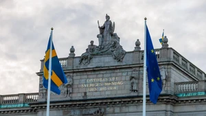 Lá cờ của Liên minh châu Âu (EU) và Thụy Điển bên ngoài Tòa nhà Quốc hội Thụy Điển ở Stockholm. (Ảnh: Tân Hoa xã)