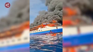 Ảnh chụp màn hình video ghi lại vụ cháy xảy ra trên tàu chở khách KM Barcelona V. (Nguồn: Farah Khadija/Arif Prada/Nanien Yuniar/Antara)