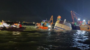 Lực lượng cứu hộ triển khai tìm kiếm những người mất tích trong vụ lật tàu du lịch.