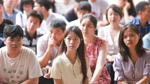 [Ảnh] Các nhà trường gặp gỡ, giải đáp câu hỏi cho học sinh trúng tuyển lớp 10 
