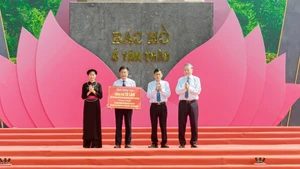 Tổng Bí thư Tô Lâm trao tượng trưng kinh phí xây dựng Trường phổ thông nội trú liên cấp tiểu học & THCS xã Thanh Thủy. (Ảnh: Bộ Giáo dục và Đào tạo)