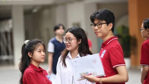 [Ảnh] Thí sinh tiếp tục tham dự Kỳ thi tốt nghiệp THPT năm 2025 với các bài thi tự chọn 