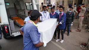 Chuyển thi thể nạn nhân trong vụ tai nạn máy bay của hãng hàng không Air India tới bệnh viện ở Ahmedabad, Gujarat, Ấn Độ, ngày 13/6. (Ảnh: THX/TTXVN)