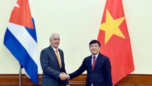 Thứ trưởng Thường trực Ngoại giao Nguyễn Minh Vũ và Thứ trưởng Thứ nhất Bộ Ngoại giao Cuba Gerardo Peñalver Portal. (Ảnh: BNG)