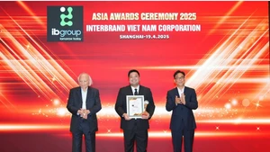 Ông Tony Nguyen - Giám đốc Quan hệ quốc tế IB Group Việt Nam nhận giải Top 10 Thương hiệu mạnh châu Á 2025.