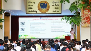 Hoạt động giới thiệu chương trình học tập, chuẩn bị cho năm học mới ttại trường trung học phổ thông (Ảnh: Đại Thắng)
