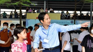 Hướng dẫn học sinh tại buổi Đánh giá năng lực (Ảnh: Trường đại học Sư phạm Hà Nội)