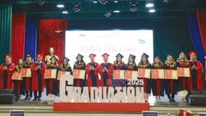 Sinh viên khóa 2021-2025 Học viện Hành chính và Quản trị công trong Lễ bế giảng và trao bằng tốt nghiệp. 