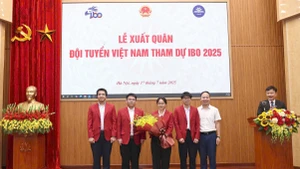 Bốn học sinh Đội tuyển quốc gia Việt Nam dự thi Olympic Sinh học quốc tế (IBO) năm 2025 cùng Phó Cục trưởng Cục Quản lý chất lượng, Bộ Giáo dục và Đào tạo tại buổi lễ xuất quân (Ảnh: Trường đại học Sư phạm Hà Nội)