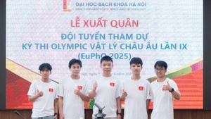 Đội tuyển Việt Nam với 5 học sinh tham dự Olympic Vật lý châu Âu. (Ảnh: HUST)