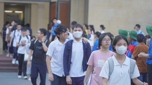 Các thí sinh tại Kỳ thi tuyển sinh vào lớp 10 Trường THPT chuyên Khoa học Tự nhiên. (Ảnh: HUS)
