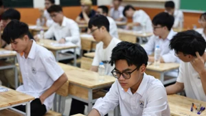Thí sinh trong phòng thi, chờ phát đề môn Ngữ văn, Kỳ thi tốt nghiệp THPT năm 2025